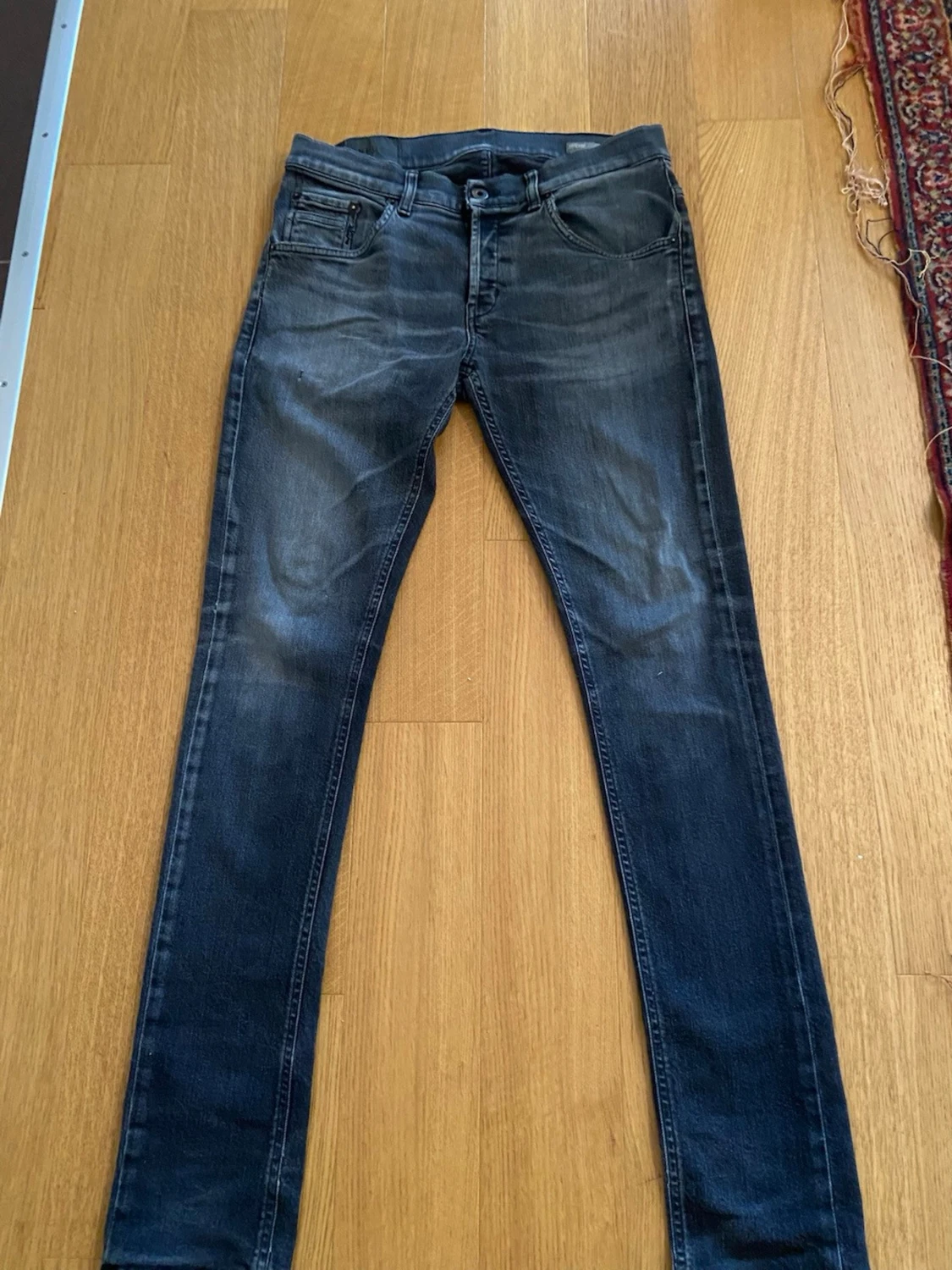 Gråa skinny jeans med tvättade detaljer