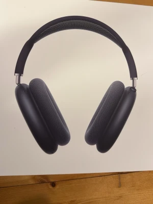 Apple AirPods Max hörlurar svart - Helt oanvända nya kan diskutera priset. Snygga och moderna Apple AirPods Max i svart med over-ear design. Hörlurarna har en robust båge i metall och mjuka öronkuddar i mesh-tyg för extra komfort. Levereras med Smart Case och laddas via USB-C. Perfekta för musik, gaming eller film.