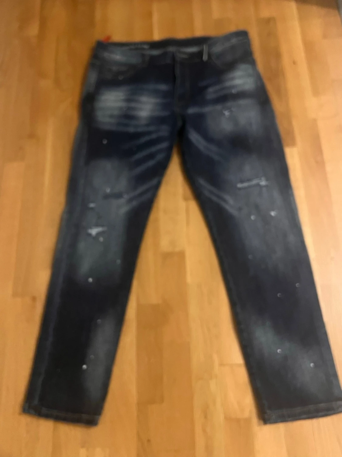 Mörkblå distressed jeans med stänk - 2