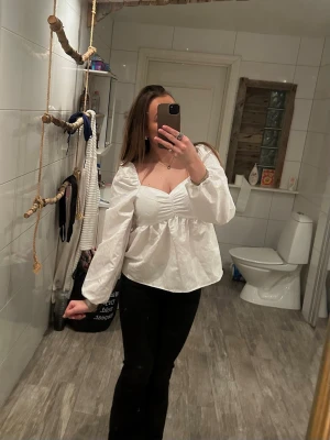 Vit blus - Gina Tricot - Blus från Gina tricot i storlek S, använd en enstaka gång. Fint tyg med diskret mönster och puff ärmar. (Köpt för 199 kr)