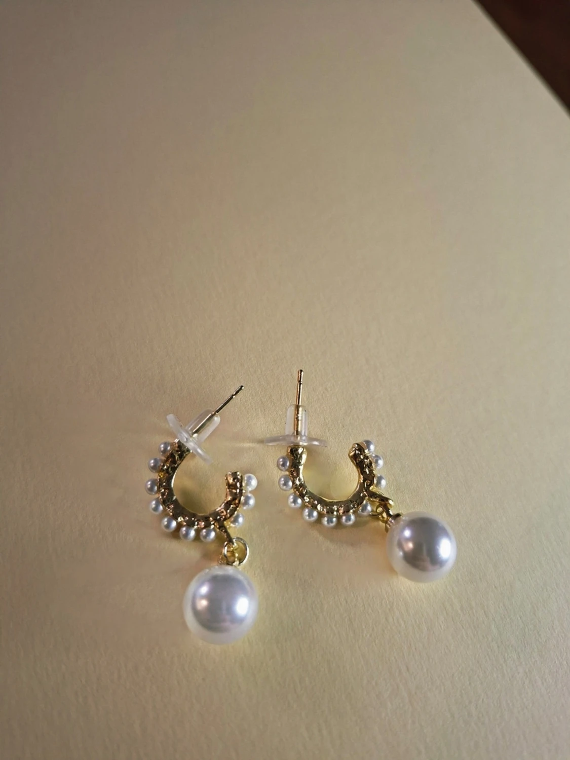 Guldiga örhängen med pärlor - 2