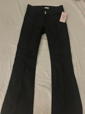 Nelly jeans - Nelly Coated low waist stitch jeans storlek 38 måste tyvärr sälja de då de inte passade. De är helt nya med lappen kvar. Helt slutsålda på Nellys hemsida. Skriv till mig om ni har några frågor❤️