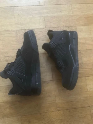 Jordan 4 Black Cats - Säljer pågrund av ingen användning använda 4 gånger men ser helt fräscha ut storlek 39 kan gå ner i pris de bara att buda