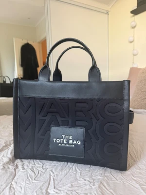  The Tote Bag från Marc Jacobs - Snygg svart handväska från Marc Jacobs  'The Tote Bag'. innerfack med plats för småsaker.      Väskan är använd 1 gång! 6500kr nypris. 