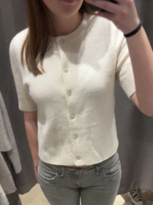 Kortärmad beige tröja från Kappahl - Skit snygg tröja som knappt är använd!! 💞Den är off-white. Köpt för ca 300-400kr