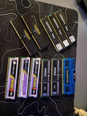 RAM-minnen DDR3 & DDR4 – Corsair / ADATA - Säljer 11 st RAM-minnen, blandning av DDR3 och DDR4. Corsair XMS3, Vengeance, Vengeance LPX samt ADATA Gaming Series. Bra skick, fungerande. Perfekt för uppgradering eller reservdelar. 💰 Pris: 650 kr (paketpris), pris går att diskutera vid snabb affär. 📦 Kan skickas   