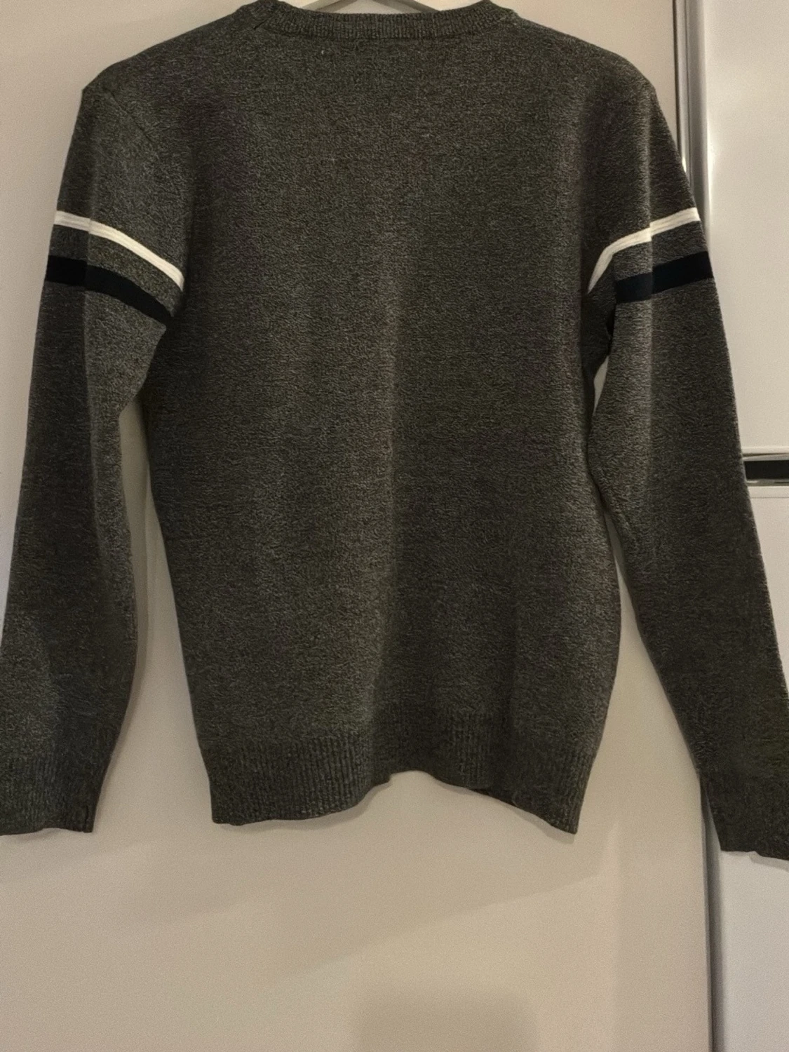 Grå stickad tröja med grafiskt mönster - 1