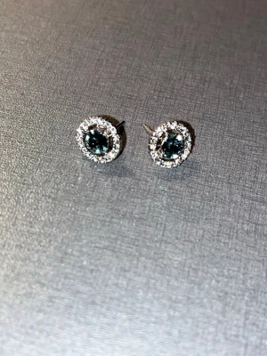 Örhängen Lily and Rose  - Örhängen ifrån Lily and Rose, nästan nya. Använd några få tal gånger. 