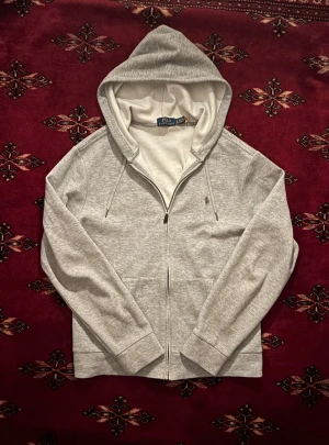 POLO RALPH LAUREN - Tjena! Clean raffe zip i strl ”S” tröjan är för liten för mig och ska därför säljas🙌🏼Köpt på Zalando 1699kr säljes nu för ENDAST 799kr tröjan är använd men i gott skick! Tveka inte att höra av dig vid minsta fundering😁//nils