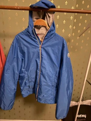 Moncler Windbreaker - Säljer en äkta ljusblå Moncler windbreaker i str 14a jag skulle säga att de passar de som är runt 152-164cm. Den är köpt på nk Göteborg för två år sedan och nypris var då runt 3799:- men nu ligger priset runt 4000:- . Nfc funkar såklart och jackan är i nyskick.