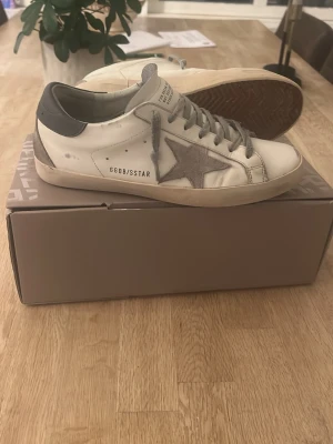 Golden Goose skor - Tjena, säljer nu dessa riktigt feta golden goose i mycket fint skick använda ett fåtal gånger. Storlek 40. Boxen och allt original kommer med. Priset kan diskuteras vid en snabb affär!🤩