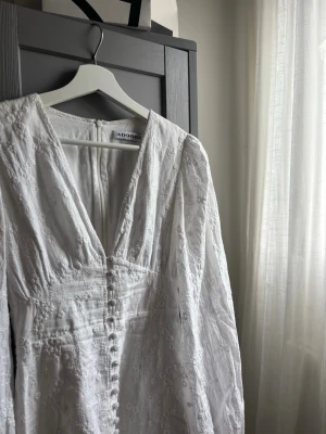 Vit adoore dress - Superfin ! Men tyvärr blivit lite för liten☹️❤️ storlek- 34 ej hunnit använda! Nyskick 