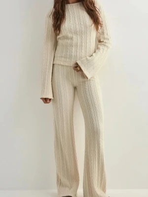 Nelly set - Mysigt loungewear-set i beige stickad kvalitet med kabelstickat mönster. Settet är inte använt mycket men finns däremot några små hål fram på byxorna och på sidan av tröjan men inget man tänker på💕