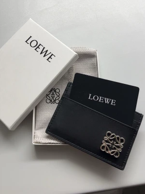 Svart kortfodral från Loewe i läder - Loewe Plånbok som är ny och oanvänd och har äkta skin. Passar alla stilar. Skickar inom 24h