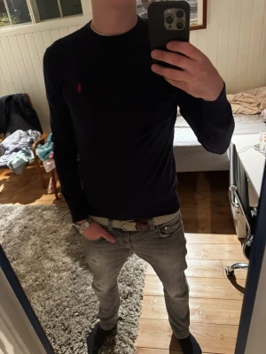Ralph Lauren Tröja - Snygg mörkblå Ralph Lauren tröja | Kanon skick | Modellen på bilden är 182 och väger 70 kg | P026