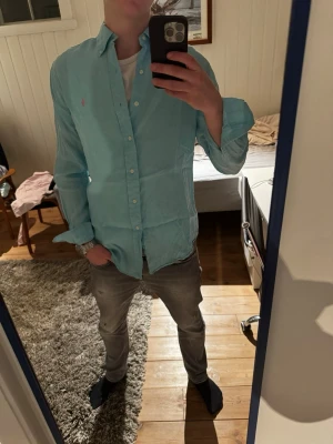 Ralph Lauren Skjorta - Snygg ljusblå Ralph Lauren skjorta | Kanon skick | Modellen på bilden är 182 och väger 70 kg | P025