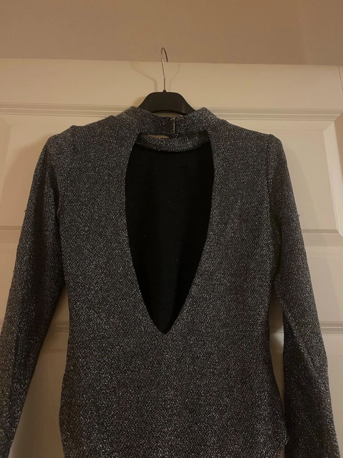 Glittrig svart långärmad body - 1