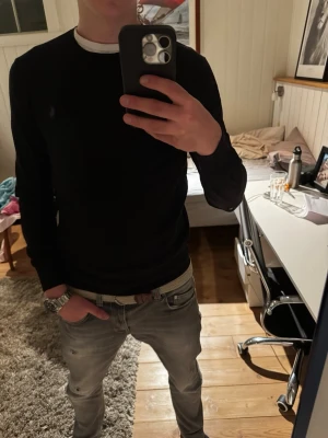Ralph Lauren Tröja - Snygg svart Ralph Lauren tröja | Kanon skick | Modellen på bilden är 182 och väger 70 kg | P027