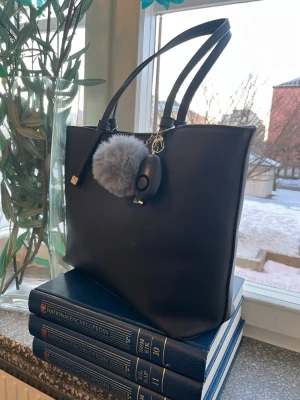 Nyckelring - Nyckelring med överfallslarm med en grå fluffboll som design💕