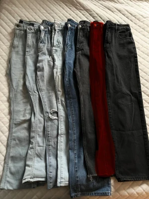 Paket med 7 par jeans - 7 par högmidjade jeans (storlek 34-36) i olika skick, längd & modell (3 bootcut och resten i rak modell)  Passar någon som är lite kortare, alla passar mig på ett ungefär i längd (jag är ca 158cm lång)  Märken som NLY jeans, missguided, NA-KD, even&odd,   2 par är från shein (de mörkblå samt de svarta längst till höger från första bilden, de svarta saknar knapp och skickas med gratis)  De 2 par från NLY jeans längst till vänster från första bilden är uppsydda, 1 par kan sprättas upp - 🔴 = sålt! 