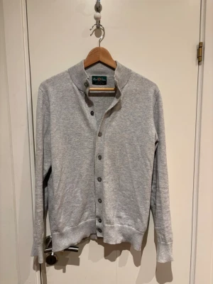Cardigan - Sjukt snygg eftertraktad Alan Plaine cardigan! Storlek 48 (M). Mycket bra skick och inga defekter. Vid frågor eller funderingar är det bara att höra av sig:)