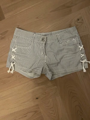 Shorts  - Randiga lågmidjade short med egen gjord smörad detalj på sidorna som gör den unik! 