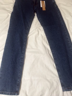 Mörkblå raka jeans från woodbird - Säljer ett helt nytt par woodbird jeans aldrig använda helt ny med alla lappar den är i den mörk blåa 90s blue färg nypris 900