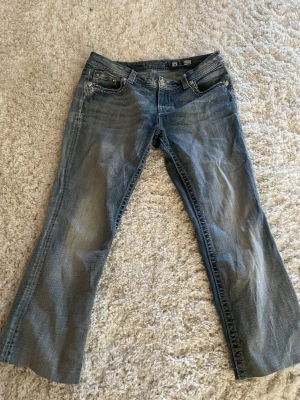 Miss me jeans - Miss me jeans i storlek 32! Jag har sytt upp benen. Slitage vid benslut annars bra skick! Innerbensläng:67cm Ytterbenslängd:87cm 