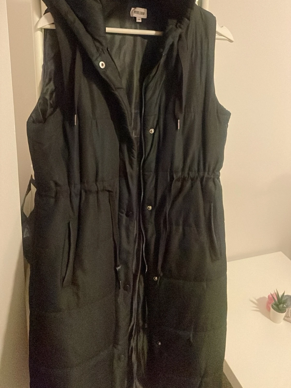 Svart lång dunväst med huva från Bubbleroom  - 1