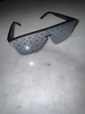 Svarta snygga LV solglasögon  - Snygga svarta LV solglasögon helt nya