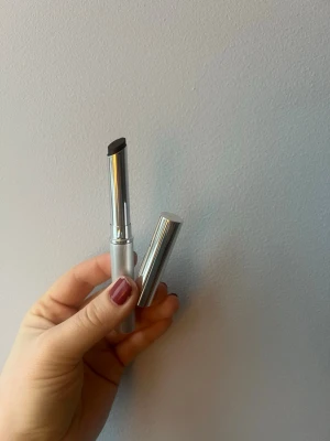 Clinique Black Honey Almost Lipstick - Cliniques läppbalsam / läppstift i den virala färgen Black Honey. Aldrig använd. Fick i min kalender i julas men tror inte den är för mig.