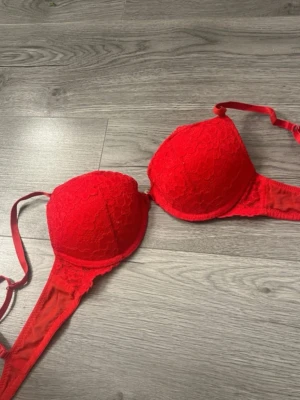 röd bh - typ ny, lite push up❣️