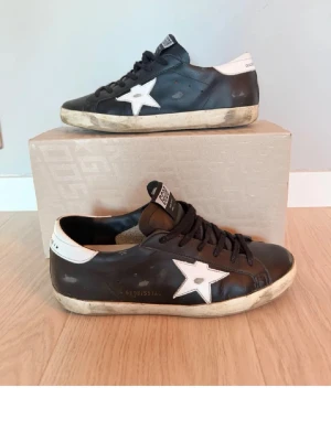 Golden goose skor - Snygga skor i stl 43, har tecken på användning men är i bra skick överlag inga hål eller liknande, skorna levereras utan box, hör av er vid fler funderingar!
