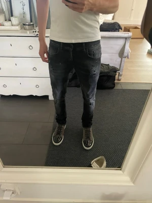 Dondup jeans Svarta/slitnigar - Dondup Jeans! Trendigaste jeansen på marknaden. Skick= 9,5/10 Ny pris= 4000 kr Säljs för= 900 kr modellen är Ritchie som liknar passformen George (Modellen är destroyed från fabrik vilket är väldigt populärt)
