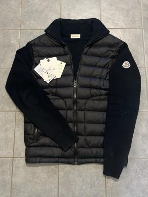 Moncler cardigan - Super schysst moncler cardigan enda felet är att logan vid nacken har ramlat av på ena sida men inget man märker när man har på sig den o inte heller någon annan märker, vid fler frågor är det bara att höra av sig ! 