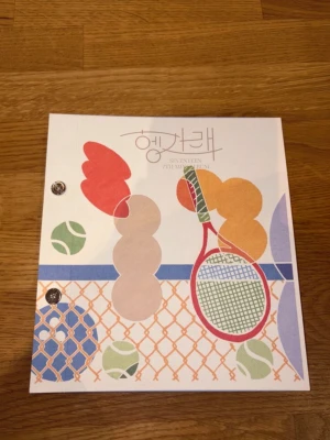 SEVENTEEN 7th Mini Album - Säljer SEVENTEENs Henggarae – blå version!  Detta är en pre-order från Weavers när albumet släpptes. Albumet är i nyskick och skivan har aldrig spelats. Alla photocards och tillbehör medföljer. Perfekt för samlare eller nya fans som vill ha ett komplett exemplar. Fler bilder kan skickas vid intresse!  