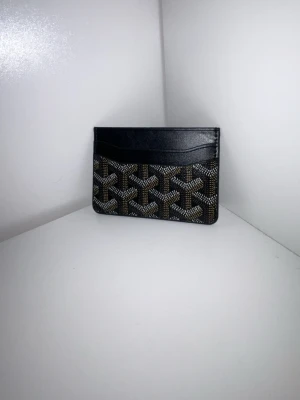 Zara plånbok herr - Hej säljer min svarta plånbok.Man får med ett kort med den har tyvär inte boxen för den. Har haft den i ca 10 dagar