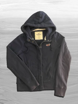 Hollister tröja - En riktigt shysst hollister tröja som är i l men sitter som xs eller så kan man titta på måtten😎