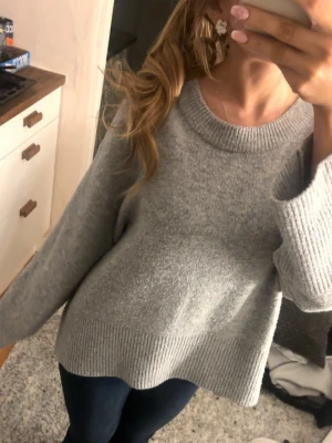 Jättefin stickad tröja - Mysig Grå stickad tröja från Gina Tricot! Säljes då jag råkade köpa en för stor storlek.💗Knappt använd!