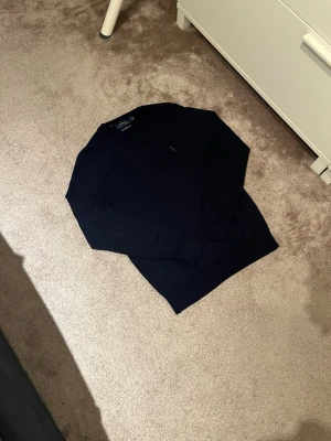 Ralph lauren tröja - Säljer en mörkblå stickad Ralph lauren tröja i storlek S. Tröjan är i mycket bra skick.