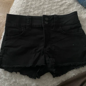 Snygga Svarta jeansshorts - Svarta jeansshorts från H&M storlek 152