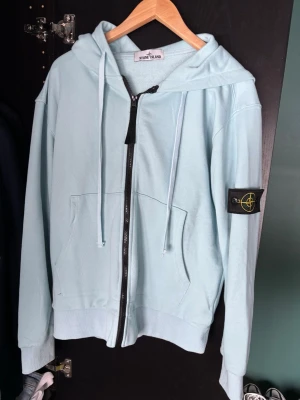 Ljusblå hoodie från Stone Island - Snabb affär bra pris