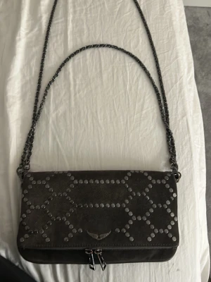 Zadig voltaire väska - Snygg zadig voltaire väska som inte går att köpa längre, axelbandet kommer på köpet och ska även kolla om jag har påse osv kvar vilket jag tror att jag har.  Skicket är som nytt 