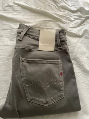 Grå Replay Hyperflex jeans - Snygga slimmade grå jeans från Replay, Hyperflex med anbass modell. 10/10 I skick då jag köpte för ett tag sen men använt 1 gång. W30/L32