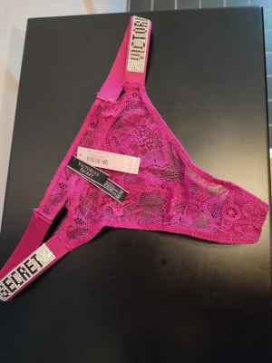 Victorias secret lace thong M - Rosa spetstrosor från Victoria's Secret. Storlek M. Helt nya med prislapp kvar.