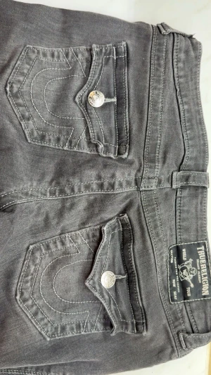 True religion  - Använda fåtal gånger, lite slitage vid fötterna