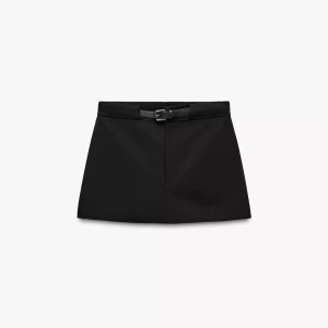 Zara skorts with belt - Zara skort med bälte. Använd, men mycket bra skick. Inga märkbara fel eller skavanker. Som ny. Säljes för att jag behöver en större storlek. Storlek S. 