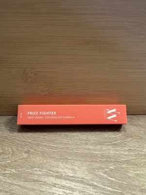 Frizz Fighter från Ida Warg Beauty - Helt ny!  Råkade köpa två och nu är det försent att returnera.. Perfekt att ha i väskan när man ska iväg och har en slicked back look. 🔥 - Ord pris: 179kr - full size (20ml)  Info från hemsidan:  Frizz Fighter är ett koncentrerat hårserum som effektivt tar kontroll över frizz och flygiga hårstrån. Serumet är berikat med återfuktande mandelolja, sheasmör och aminosyror som lämnar håret glansigt samtidigt som det tillför fukt och näring