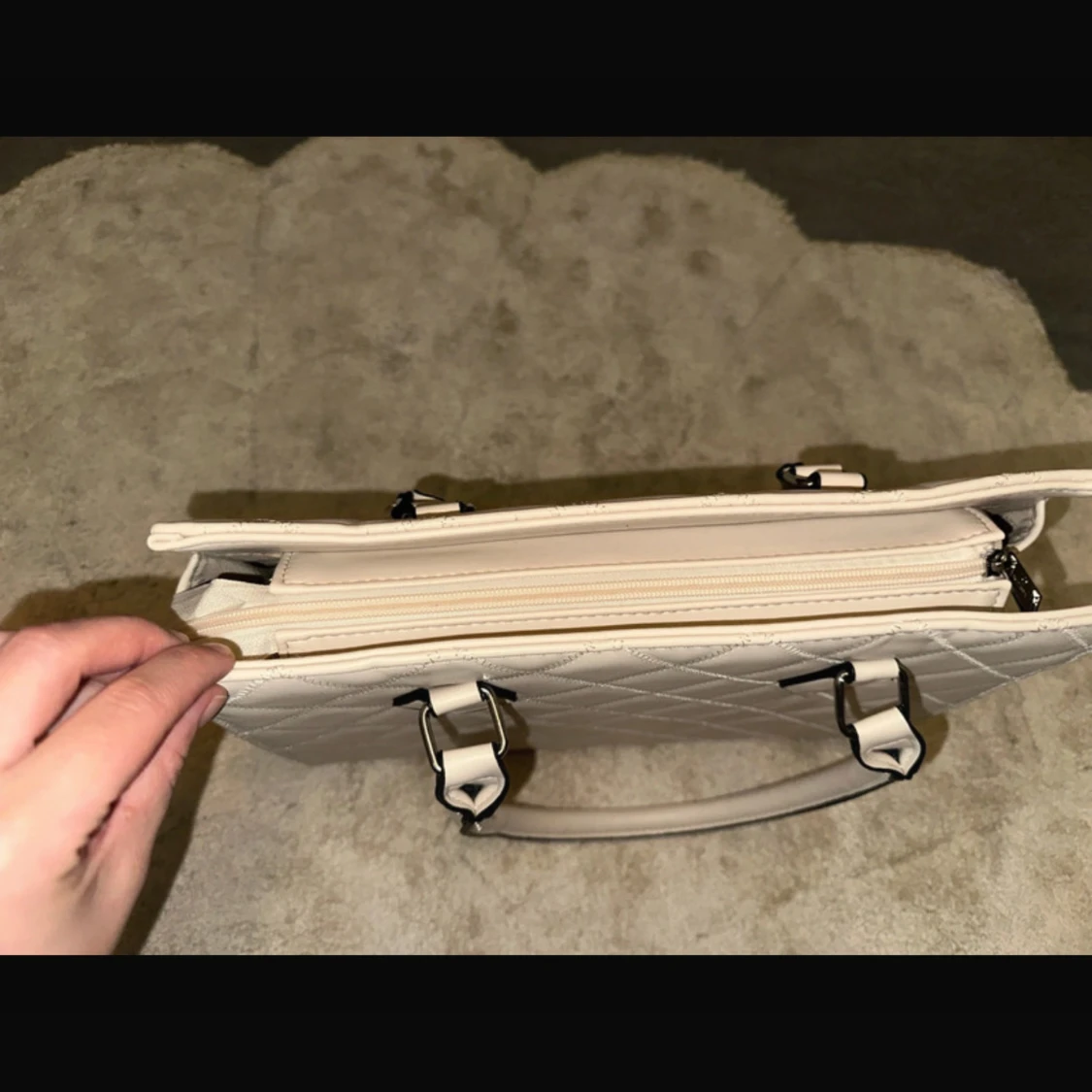 Beige quiltad handväska  - 1