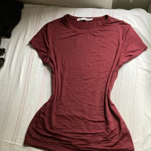 Top - Fitted vinröd top supersnygg nu under hösten